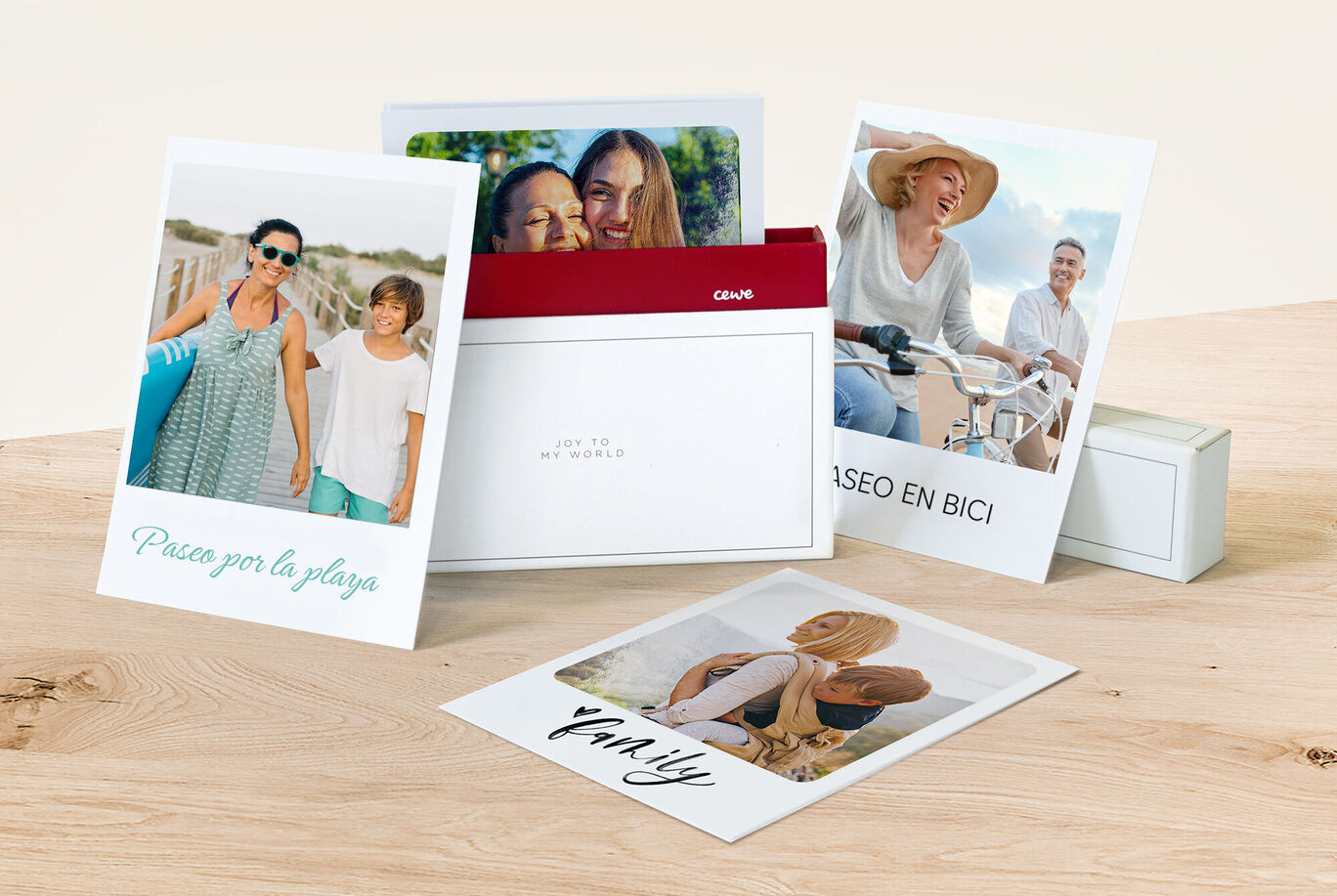 Varias tarjetas CEWE sobre una mesa de madera