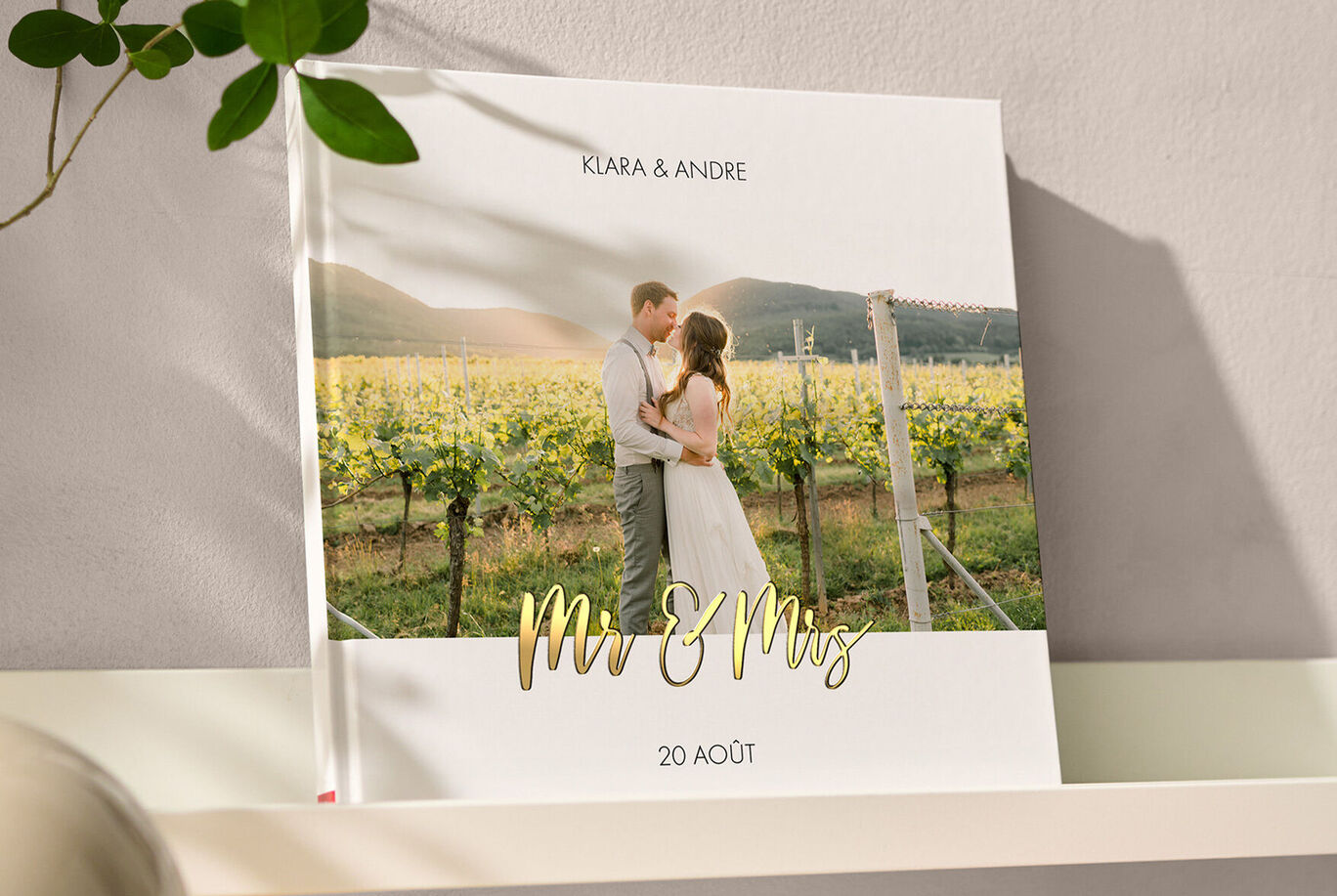 grabados premium con efectos de relieve para darle profundidad y elegancia a tu álbum fotográfico de boda.