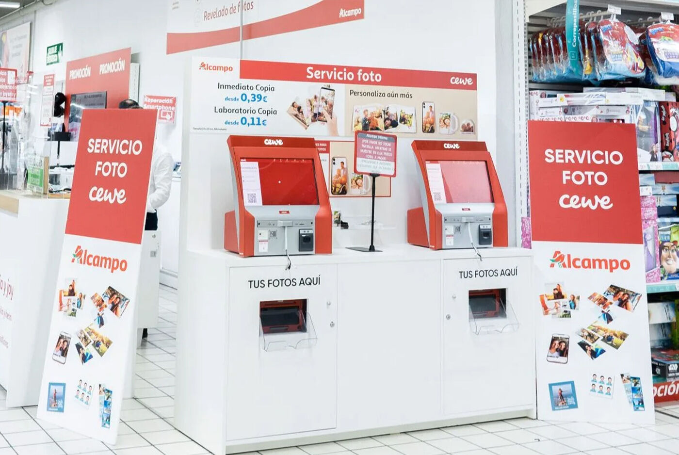 Quioscos de autoservicio CEWE para impresión de fotos en Alcampo.