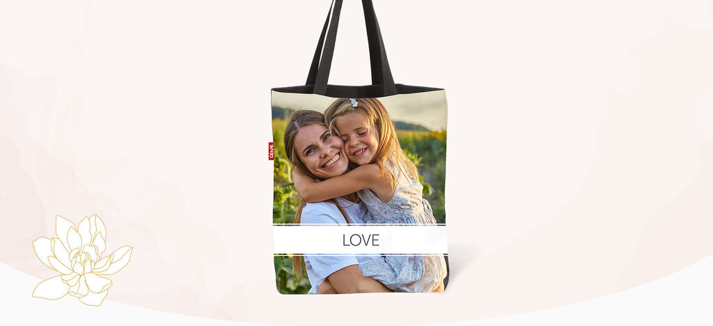 La bolsa CEWE con una foto personal y la palabra 'AMOR'.