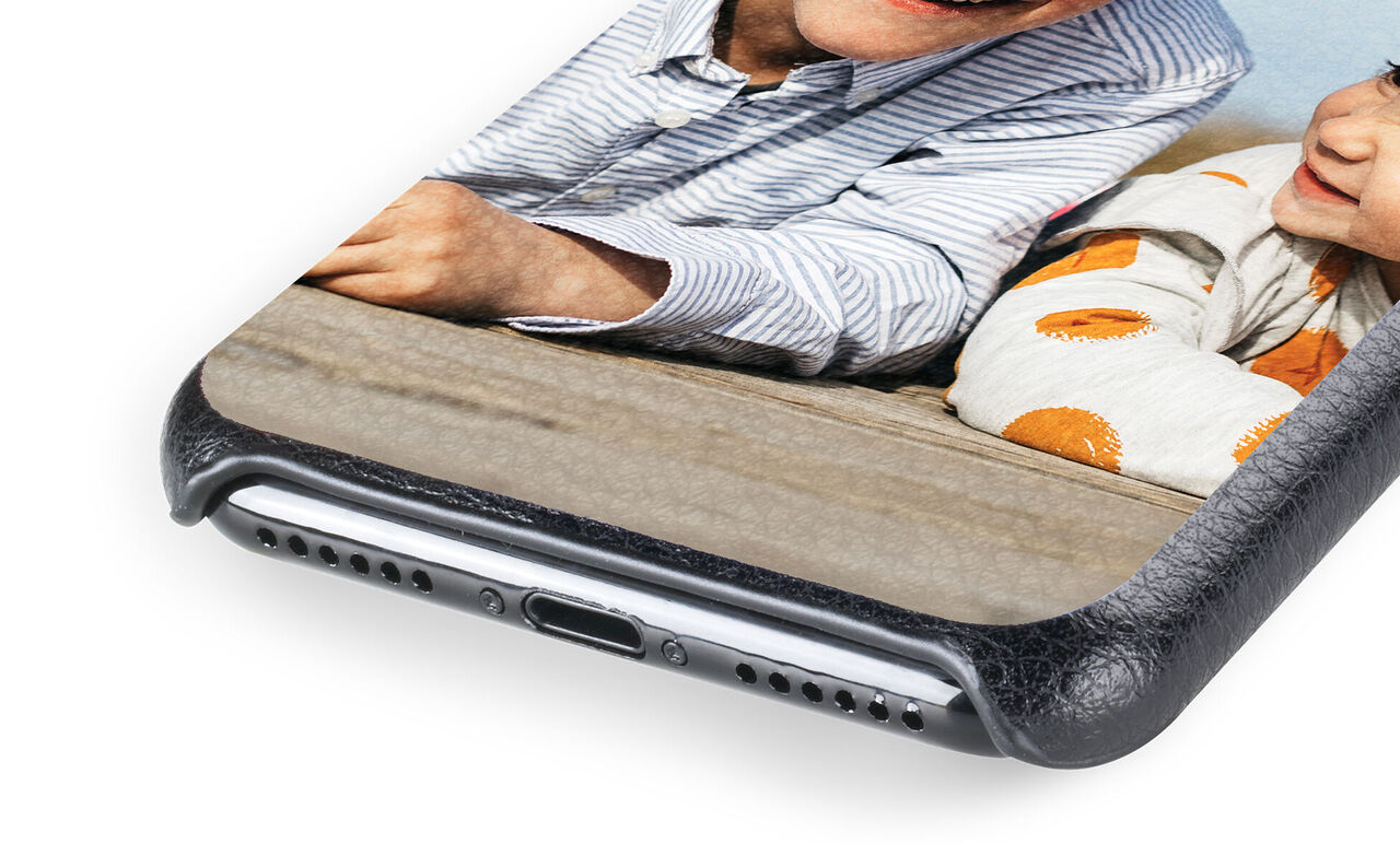 Vista detallada de una funda de teléfono con un padre sonriente y su hijo interactuando con amor.