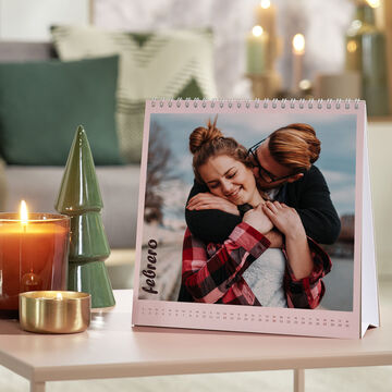 Un tierno calendario con una pareja que irradia armonía.