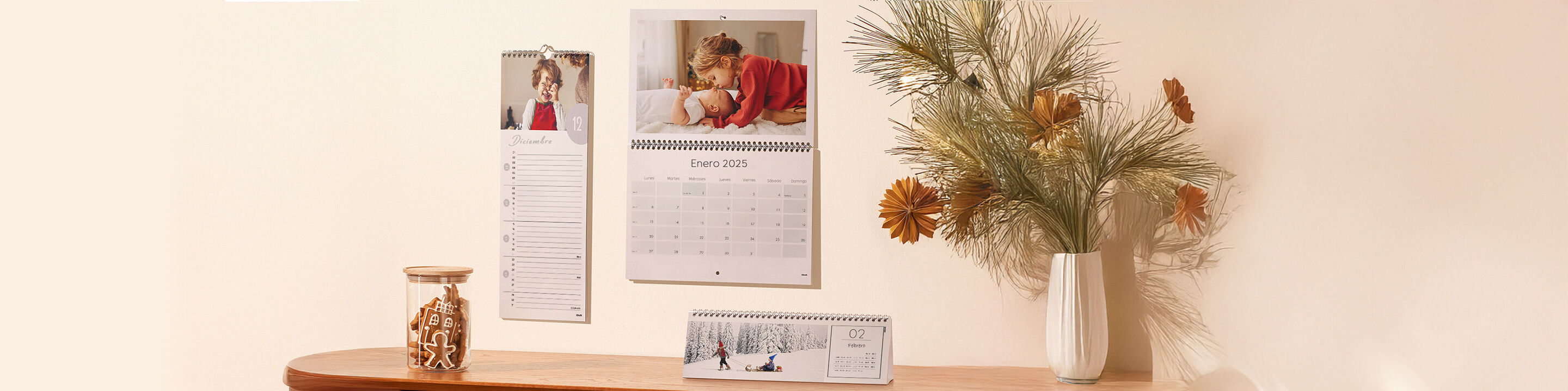 Una mesa elegante con calendarios y un jarrón con flores.