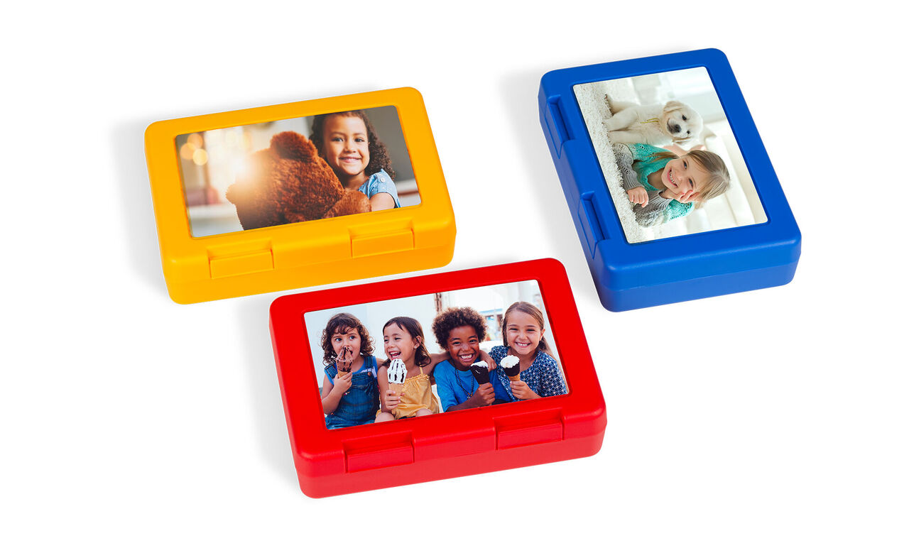 Fotos coloridas en cajas infantiles muestran momentos felices con animales y amigos.