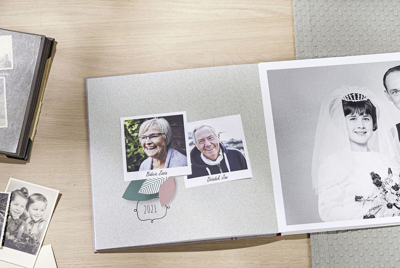 Álbum fotográfico abierto sobre una mesa, mostrando fotografías impresas y un diseño elegante de recuerdos familiares.