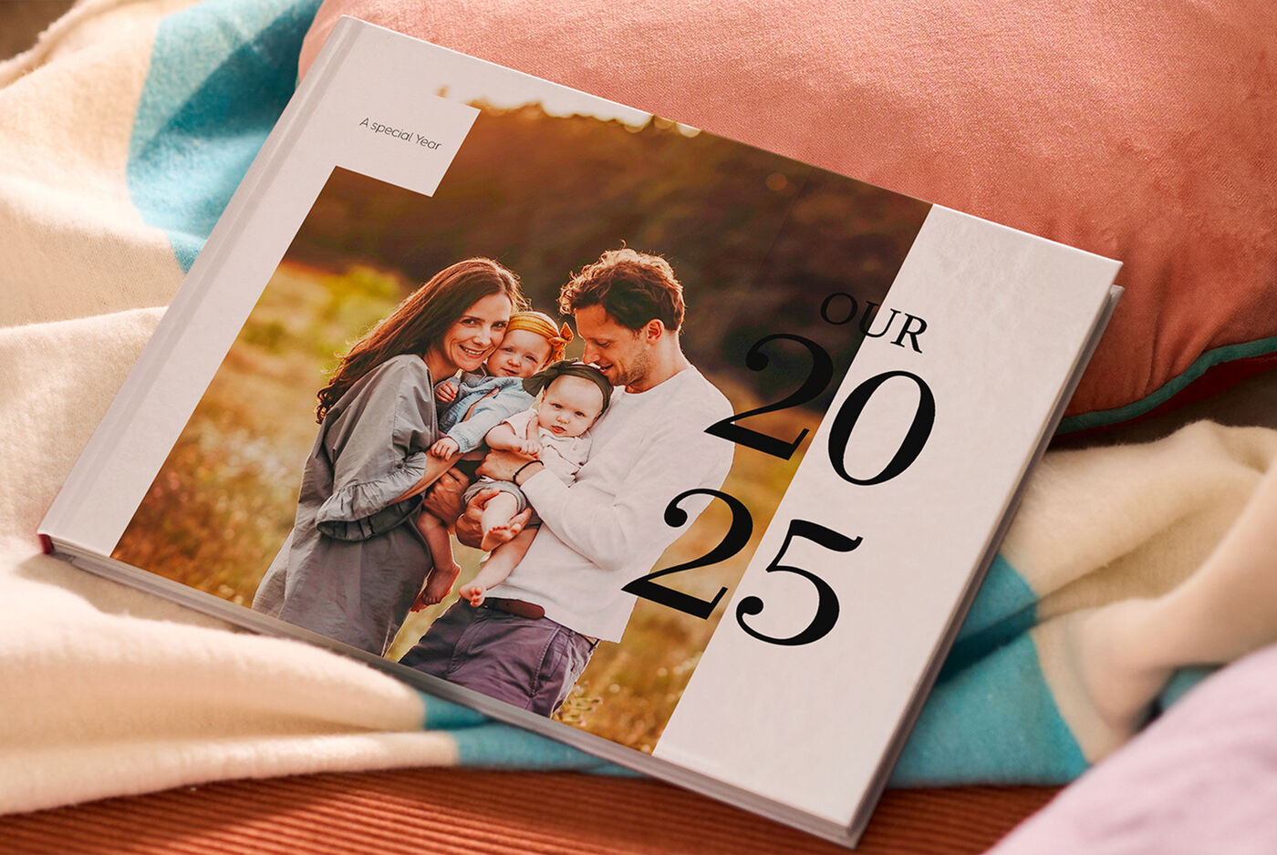 Álbum de fotos personalizado con imagen de familia y el año "2025" en la portada.