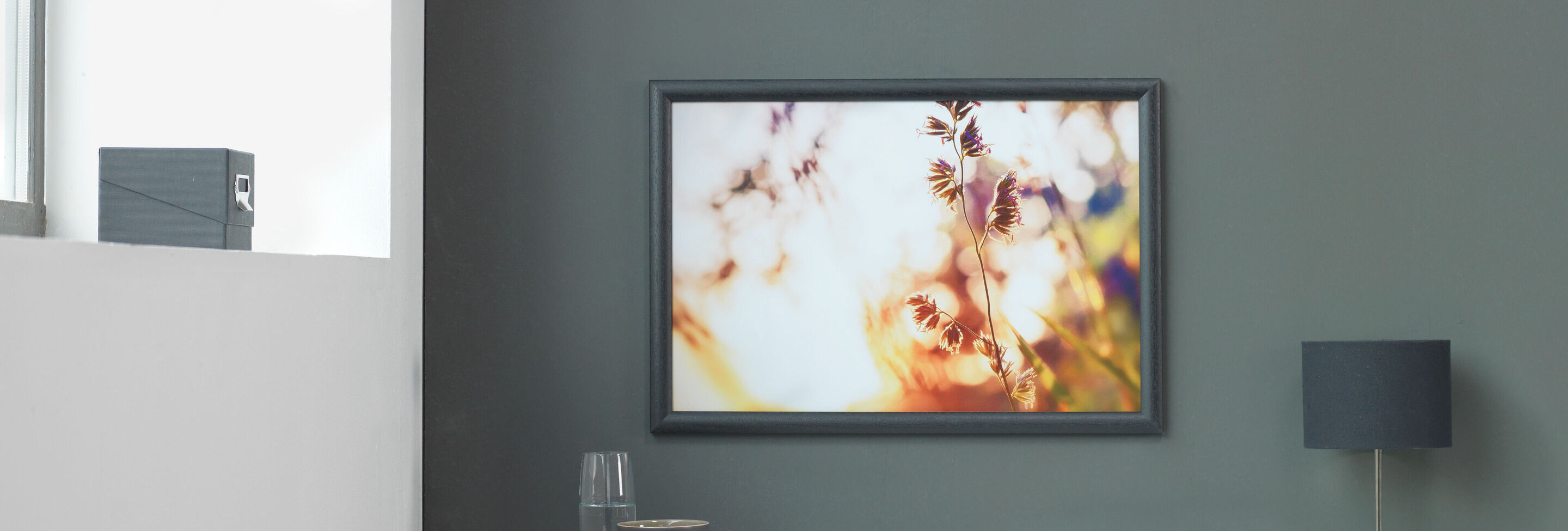 Una elegante imagen de pared con motivos de flores difuminados en una pared gris