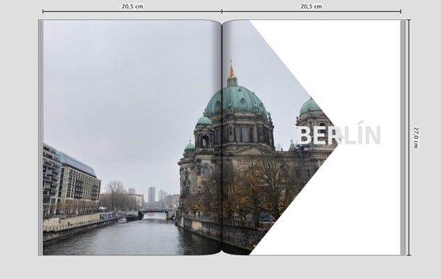 La catedral de Berlín con cielo gris y un canal al frente.
