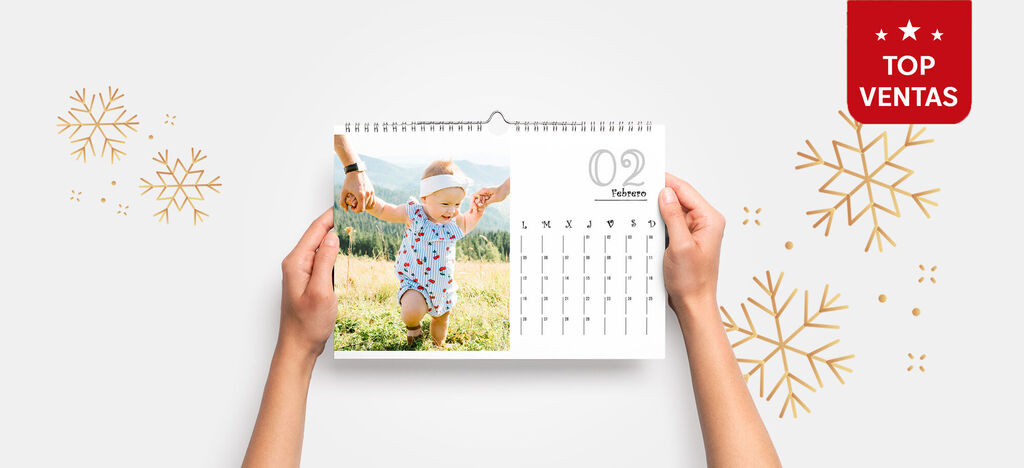 Una imagen amorosa de un calendario sostenido por una persona en un campo soleado.