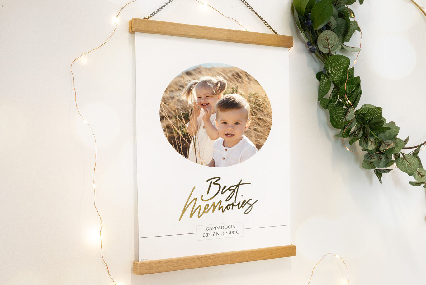 Poster con soporte de madera para decorar tu casa en Navidad. Foto de unos hijos con la palabra "Best memories".