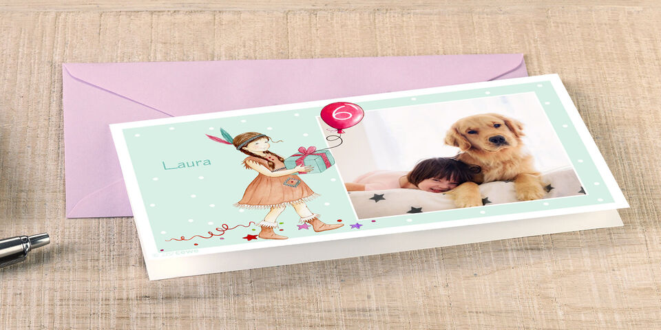 Un delicado diseño de tarjeta de saludo con un niño y un perro en una tarjeta clara