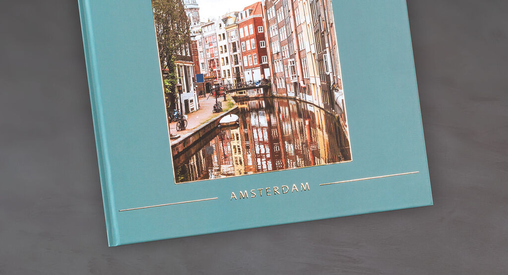 CEWE Fotobuch con una imagen de los canales y edificios históricos de Ámsterdam.