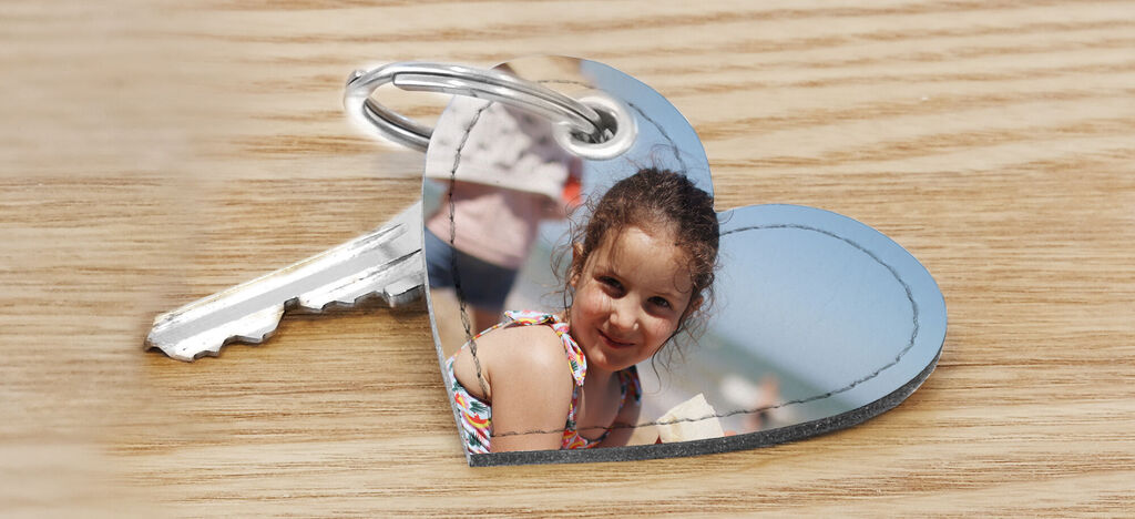 Un llavero en forma de corazón con una foto personal.