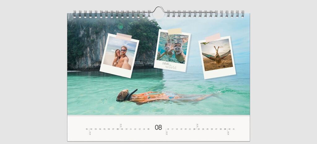 Un grupo de amigos disfruta de un hermoso día de verano en la playa bajo un cielo azul brillante.