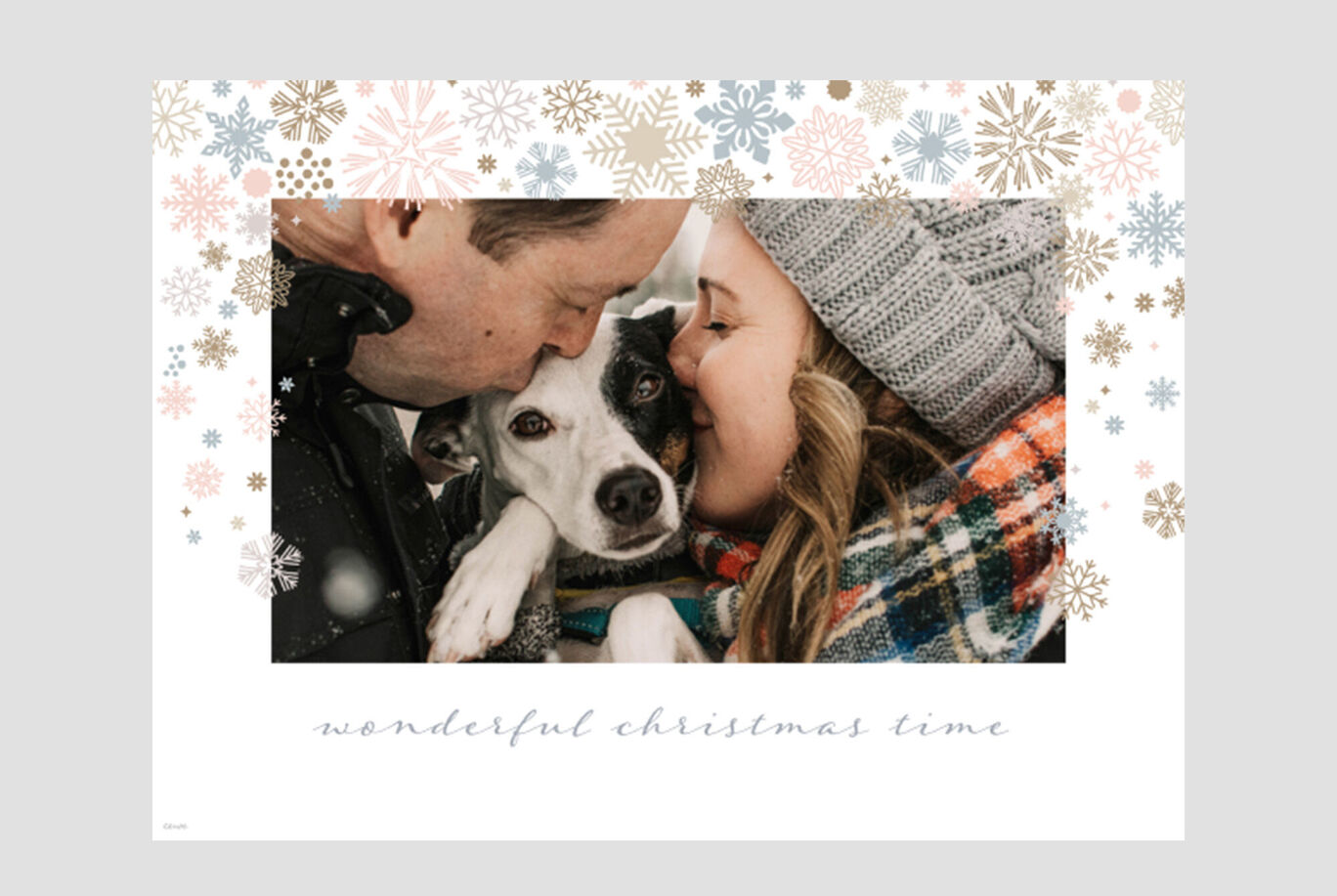 Familia abrazando al perro en Navidad, rodeados de decoración festiva.