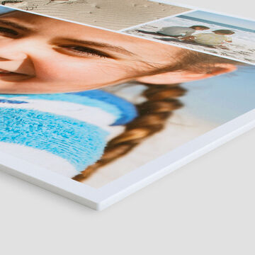 Niña con pelo trenzado sonríe, recuerdos de vacaciones en el fondo. Playa y fotos para un ambiente veraniego
