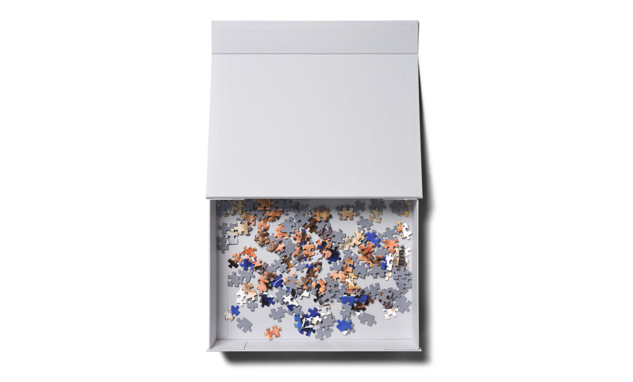 Caja con las piezas de puzzle.