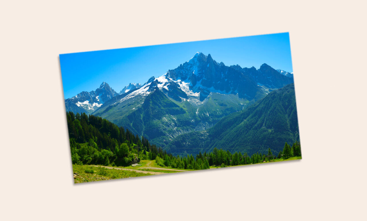 Foto panorámica de un paisaje con montaña
