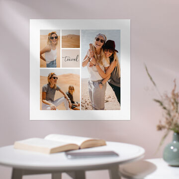 Colegas posan alegremente frente a una pintura mural con recuerdos de viaje.