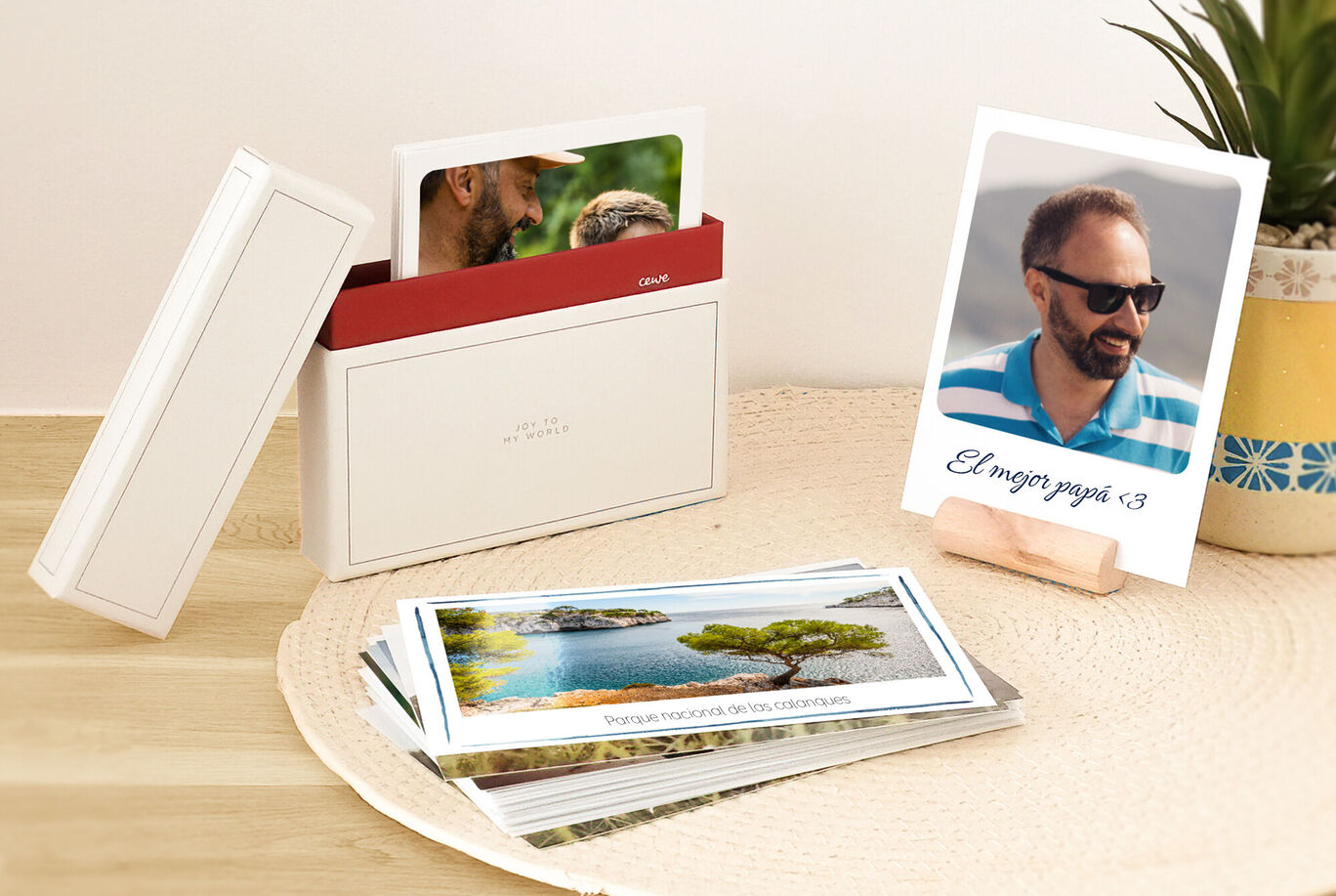 Dos tarjetas fotográficas y un fotolibro en una mesa, bien presentados.