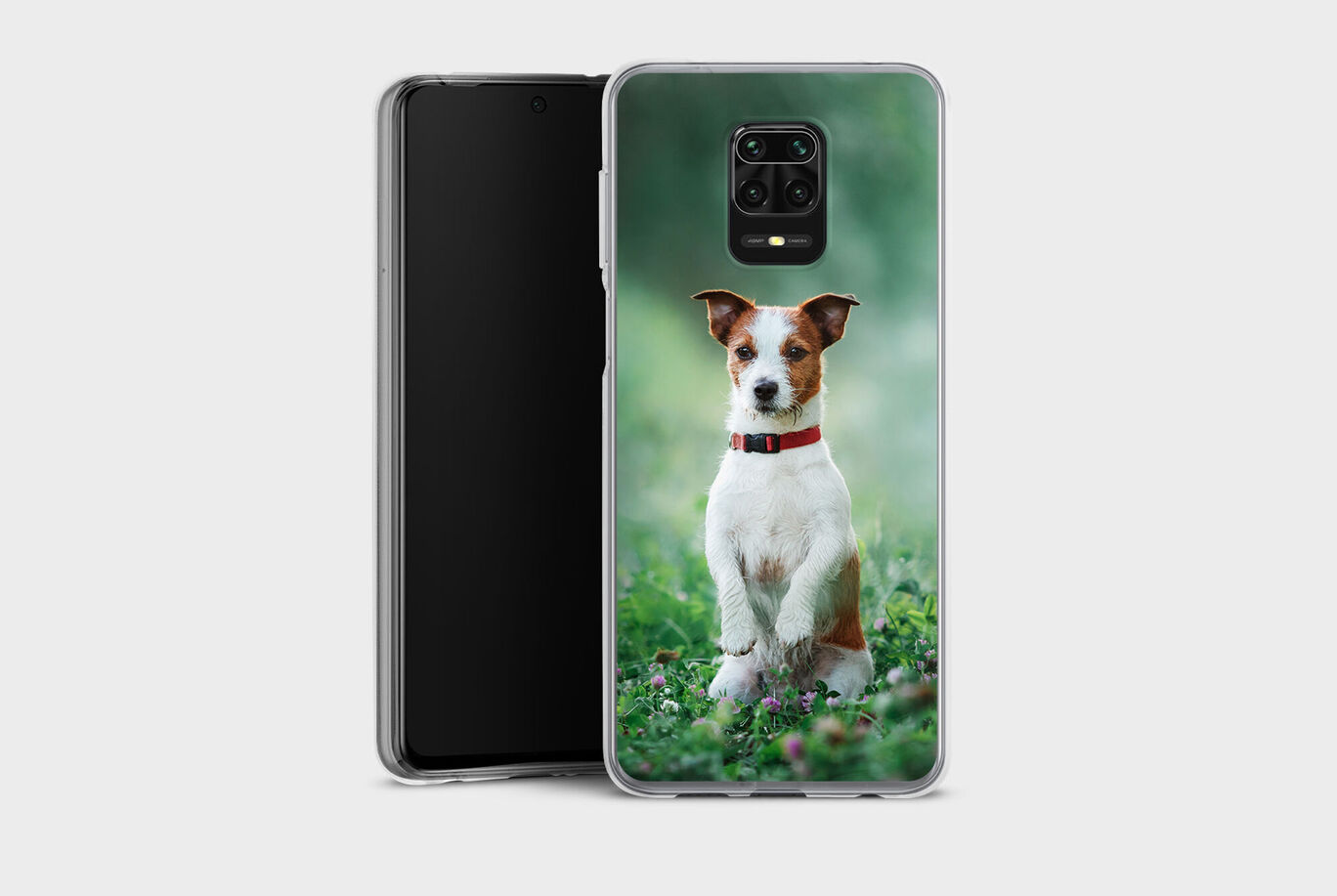 Un perro lindo en una funda de teléfono con fondo verde