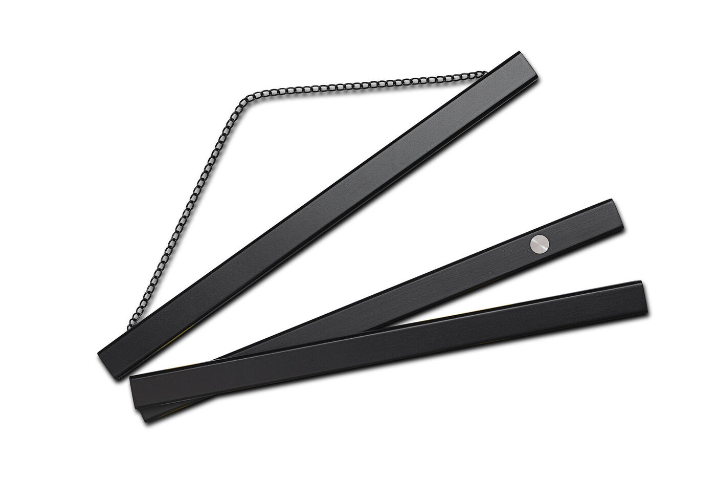 Tres tablones de madera negros de diferentes longitudes, unidos por una cadena para ideas creativas de diseño.