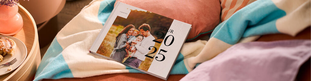 Calendario de 2025 con foto familiar colocado sobre una manta