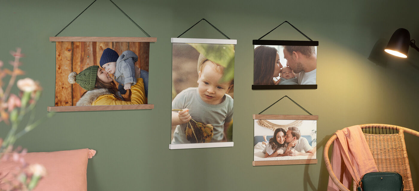 Una acogedora pared con cuatro cuadros enmarcados que muestran momentos emocionales.