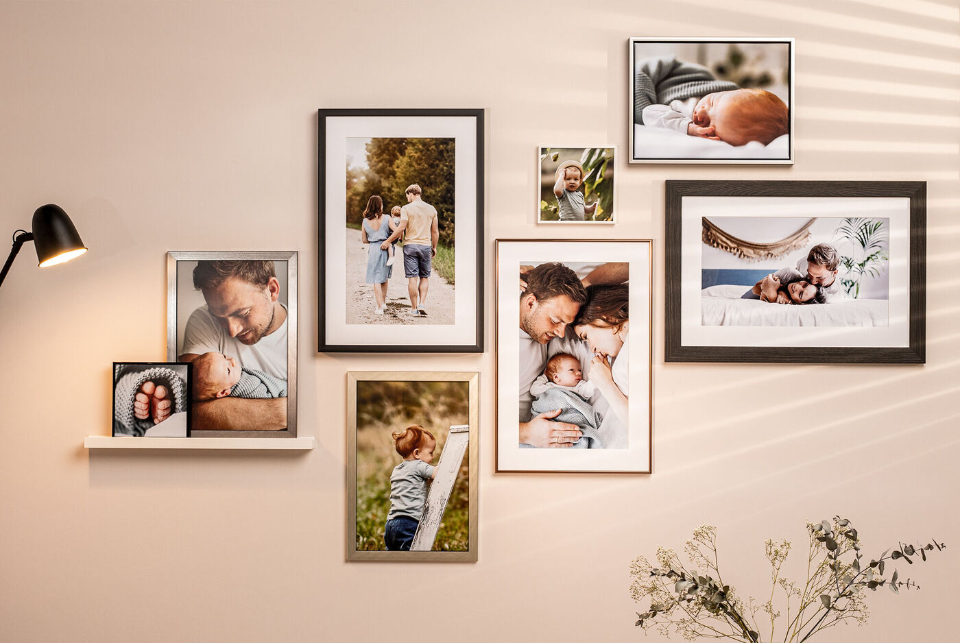 Pared con fotos familiares que muestran alegría y recuerdos.