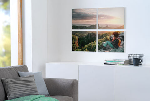 Un niño sonriente observa un impresionante paisaje montañoso verde.