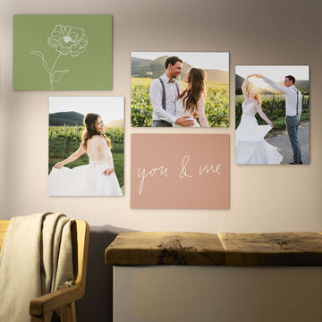 Hermosos cuadros de pared en colores suaves con fotos y lettering a mano que muestran recuerdos.