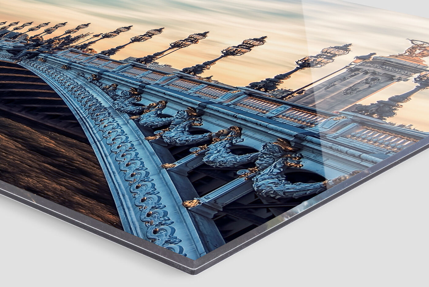 Detalle de un hermoso mural con decoración artística y estructura elegante.