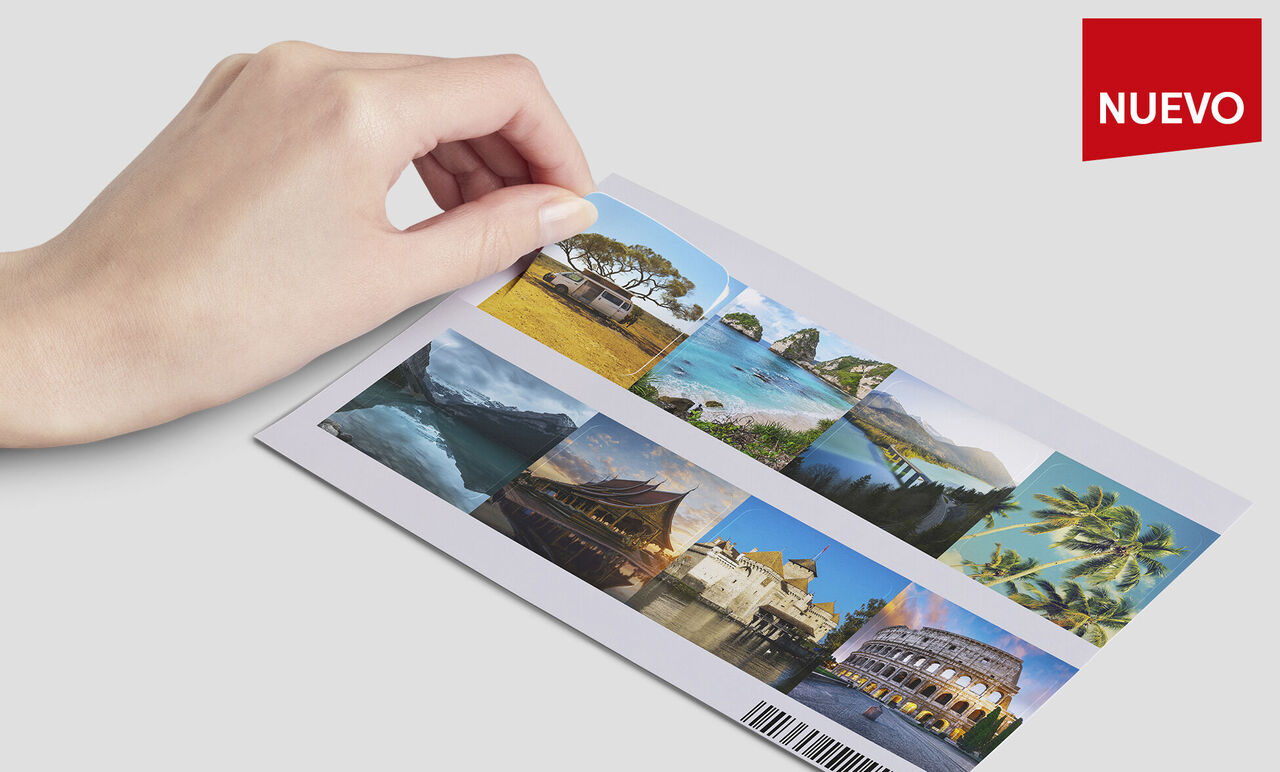 Una mano sostiene una tarjeta con varias fotos de destinos vacacionales.