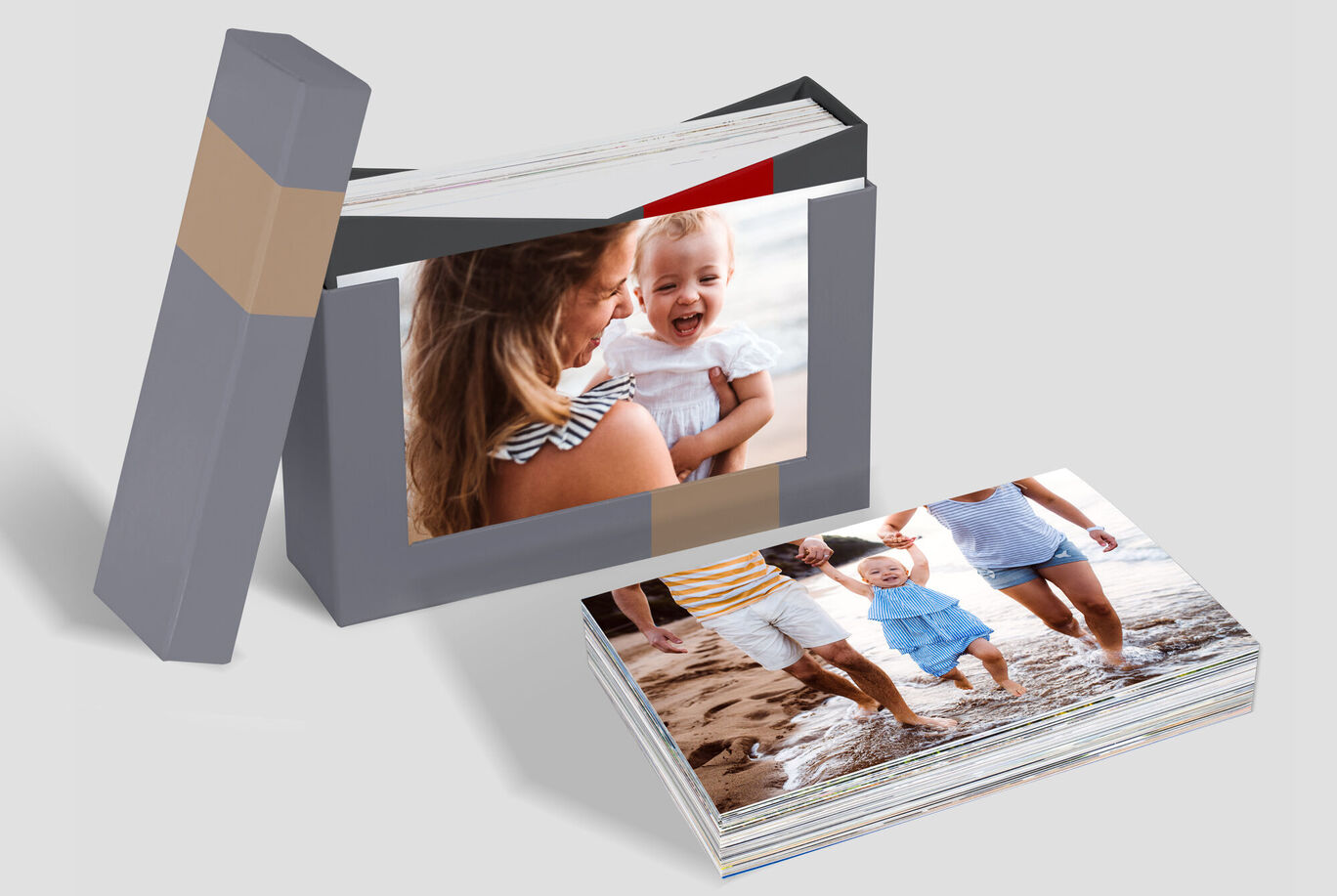 Familia jugando en la playa, un niño es cargado, otros bailan en el agua.