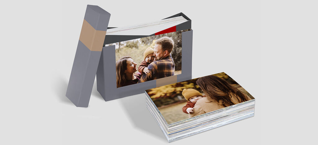 CEWE FOTOLIBRO con imágenes de momentos familiares felices y un cariñoso padre con su hijo.