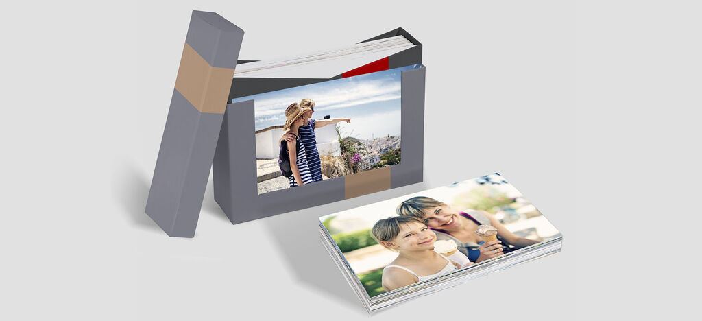 CEWE ÁLBUM con una foto en la playa y una persona que señala algo.