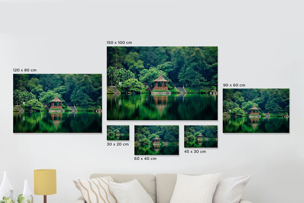 Cuadros variados en un diseño armonioso: superficies verdes y agua reflejan.