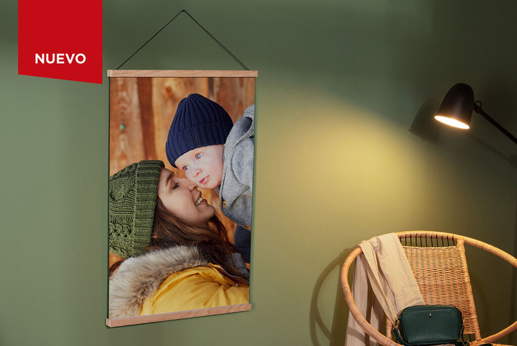 Un cuadro de pared muestra a dos personas con gorros de invierno, cálido y acogedor.