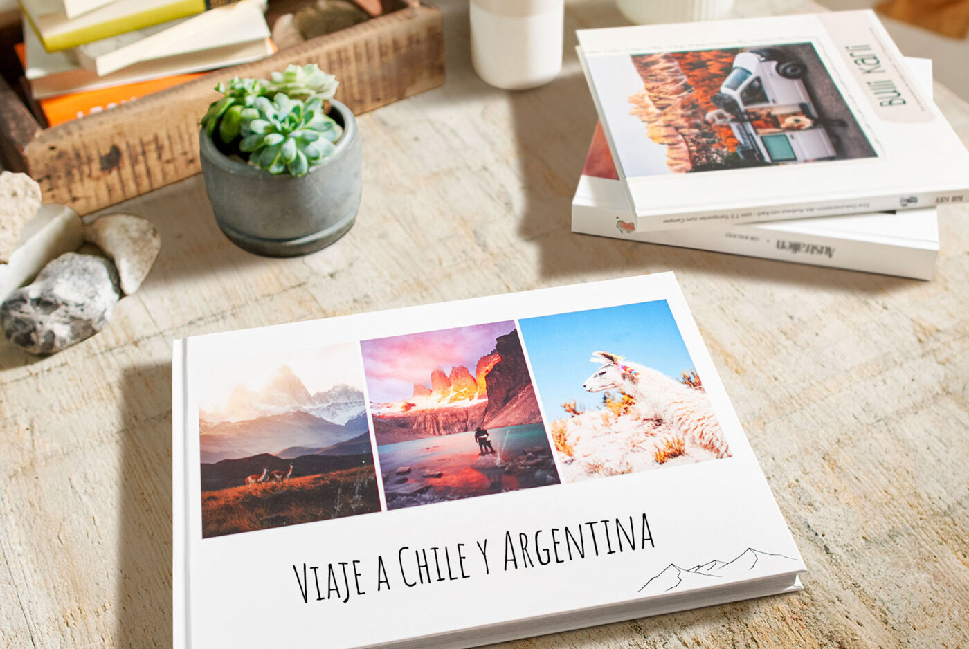 Álbum de fotos de viajes CEWE en formato A4 horizontal con tapa dura personalizada sobre una mesa.