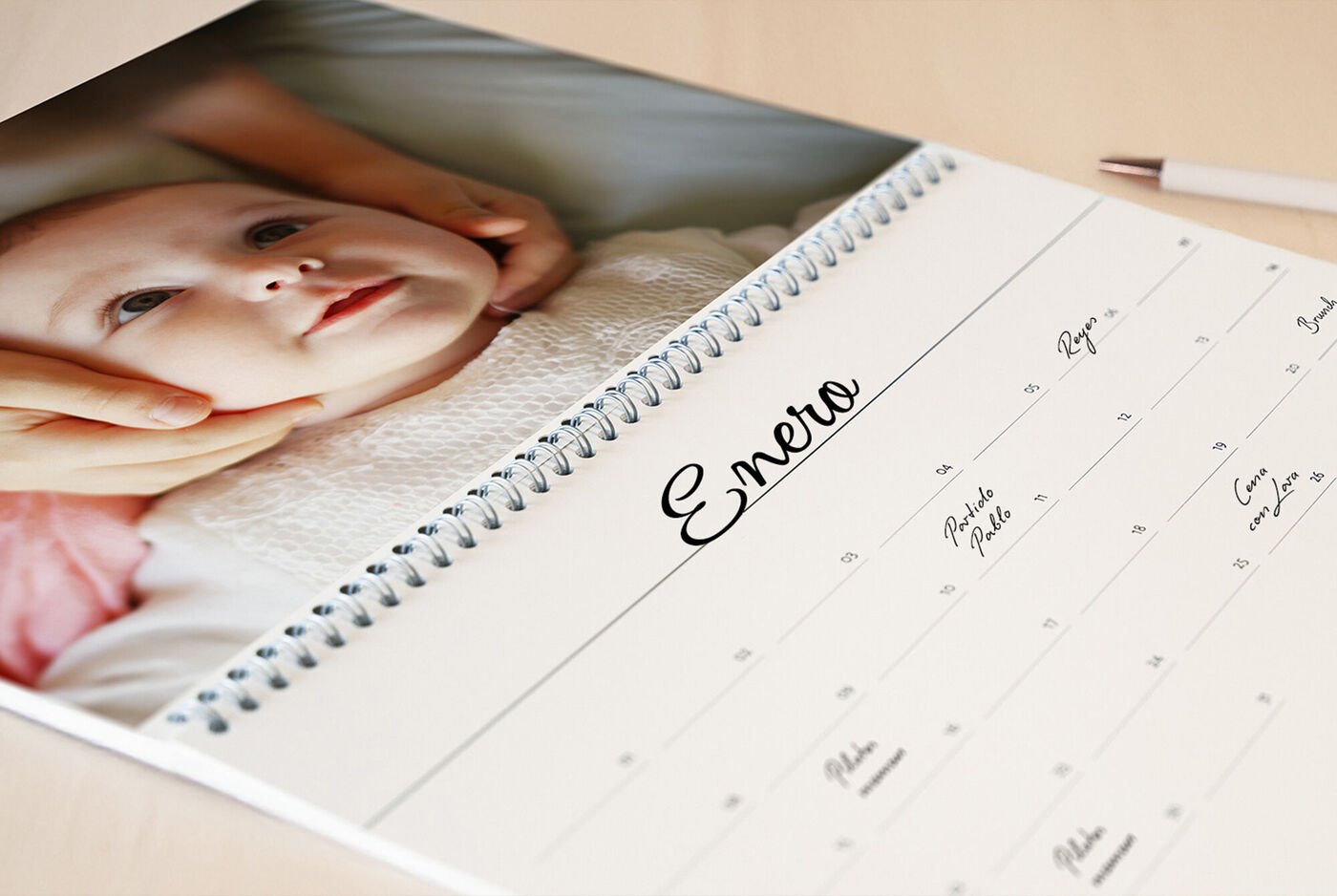 Calendario personalizado de pared con foto de bebé en la página de enero.