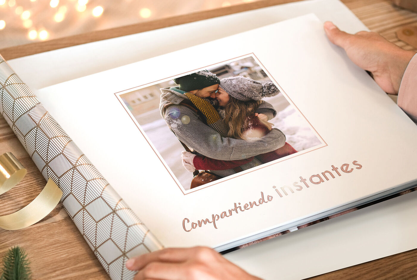 Una persona hojea un álbum de fotos abierto que muestra recuerdos cariñosos.
