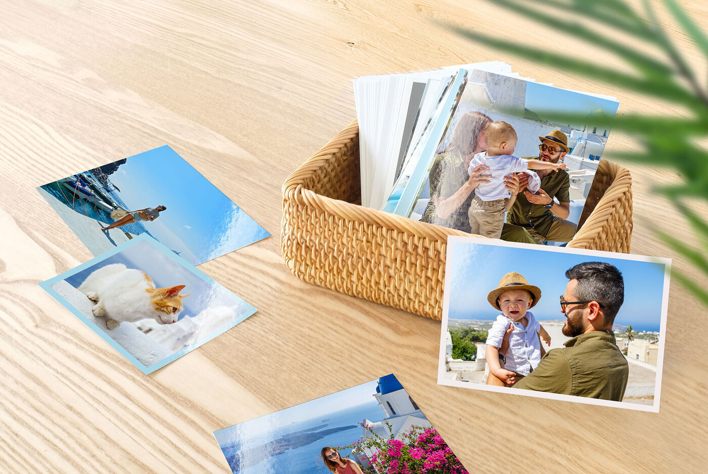 Una cesta con fotos sobre una mesa de madera. Algunas fotos muestran momentos felices y relajados, capturando recuerdos.