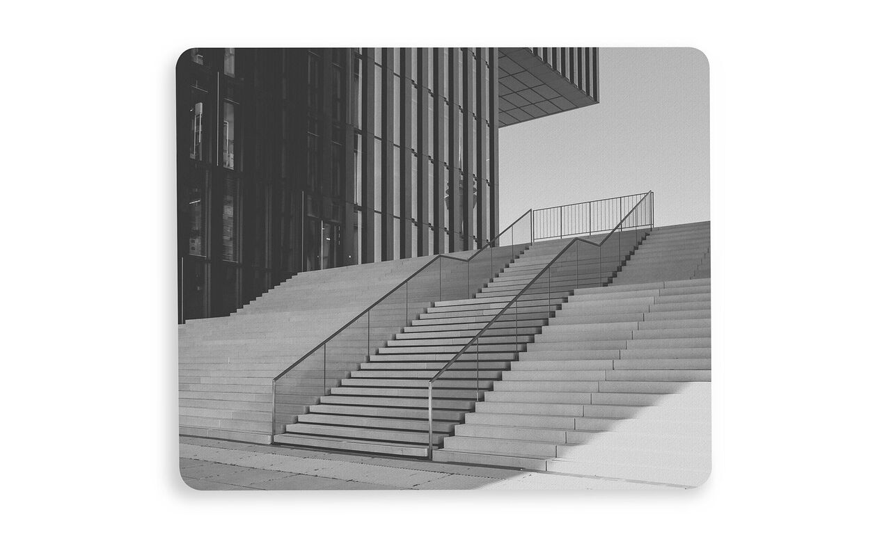 Escalera moderna con reja en primer plano del edificio.