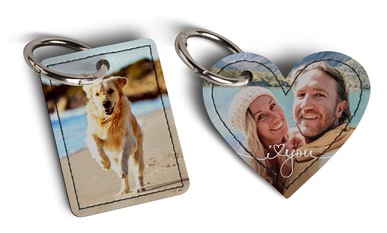 Llavero de perro con un perro jugando y un llavero en forma de corazón, ideal para regalar.