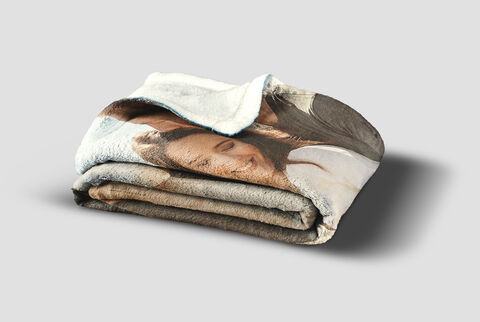 Manta plegada con foto de personas felices sonriendo juntas.