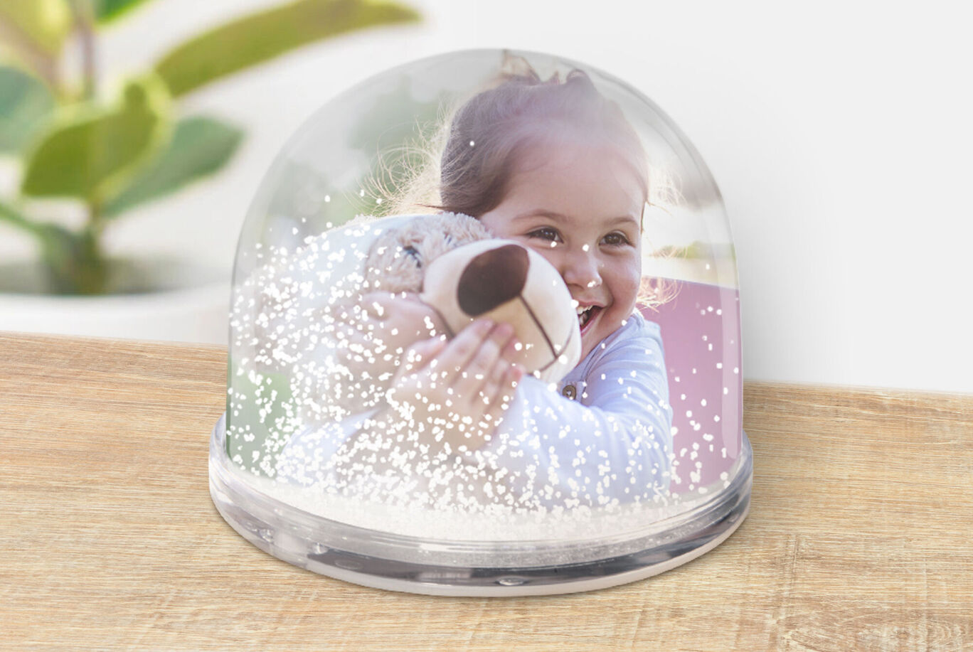 bola de nieve personalizada con la foto de fondo con una niña y un peluche. Regalo navideño.