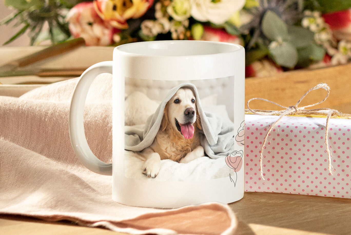 Taza personalizada con tus mejores recuerdos. Taza con foto de perro en una mesa.