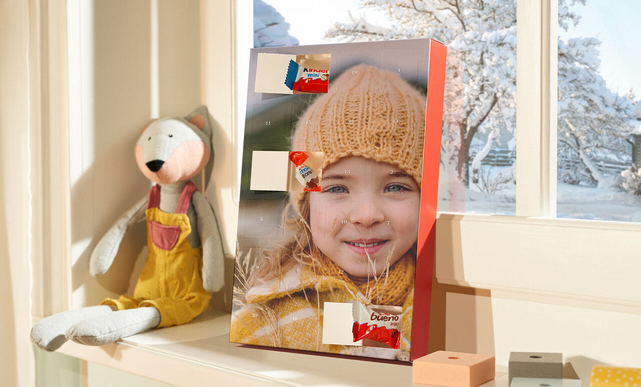 calendario de Adviento con chocolates kinder en una habitación infantil