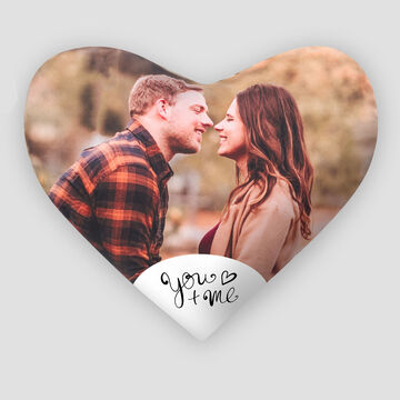 Pareja de amantes se besa en un marco en forma de corazón.