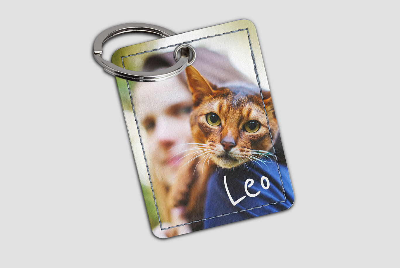 Persona con gato en un llavero, nombre Leo visible